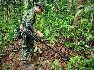 タイ東北部のカンボジアとの国境付近で、地雷を探すタイ軍兵士=20日(タイ国防省提供、共同)