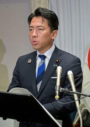 　記者会見する小泉防衛相＝３１日午前、国会