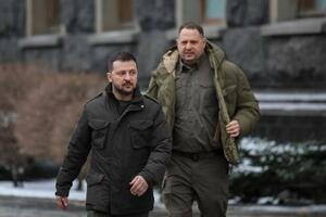 　ウクライナのゼレンスキー大統領（左）とイエルマーク大統領府長官＝２０２４年１月、キーウ（ロイター＝共同）