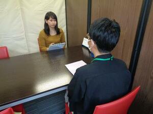 　相談者の男性（右）と話す「サステイナブル・サポート」の支援スタッフ＝４月、岐阜市
