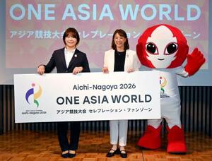「ONE ASIA WORLD」開催の発表会に出席したレスリング女子の藤波朱理。右は日本オリンピック委員会の小谷実可子常務理事=15日、名古屋市