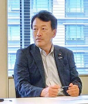 記者団の取材に応じる笹川博義農水副大臣=29日、国会