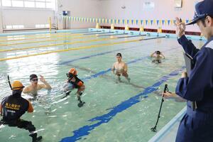 潜水士を目指し、選考会で実力をアピールする海上保安官=新潟市中央区神道寺南2