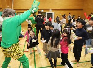 元気いっぱいに豆まきをする子どもたち=2月2日、新潟市中央区東万代町