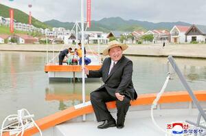 竣工した海産物の養殖拠点を視察する北朝鮮の金正恩朝鮮労働党総書記=8月30日、北朝鮮咸鏡南道楽園郡(朝鮮中央通信=共同)