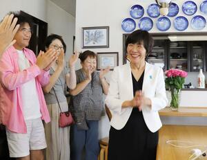 当選確実の報道を受けて自宅に集まった支援者と喜ぶ森裕子さん=21日午前10時前、新潟市江南区