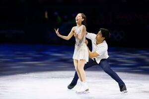 　エキシビションの演技中に三浦璃来（左）の背中のファスナーを上げる木原龍一＝ミラノ（共同）