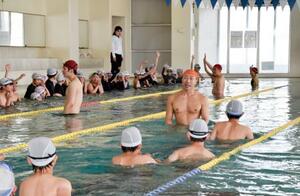宮城県名取市のスイミングスクールで行われた市立愛島小6年生の水泳授業=6月