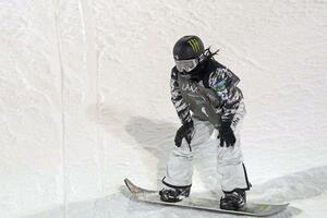 ハーフパイプ第５戦、男子決勝で転倒し引き揚げる平野歩夢＝ラークス（共同）