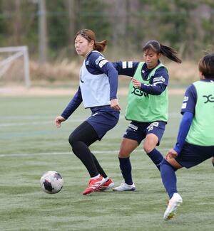 広島戦に向け、守備の連係を確認するＤＦ横山笑愛（左）＝聖籠町