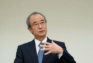 　視察後、取材に応じる新潟県の花角英世知事＝１４日午後、新潟県刈羽村