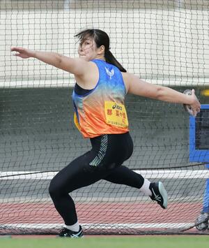 女子円盤投げ 58メートル81で優勝した郡菜々佳=神戸ユニバー記念競技場