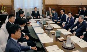国会内で開かれた衆院の議院運営委員会理事会。奥右は林官房長官=15日午前