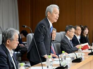 防衛力の抜本的強化に関する有識者会議であいさつする座長の榊原定征元経団連会長=19日、防衛省(代表撮影)