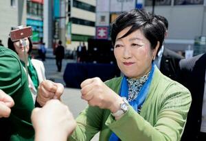 東京都議選の選挙戦最終日、街頭演説後にタッチを交わす都民ファーストの会特別顧問の小池都知事=21日午後、東京都三鷹市