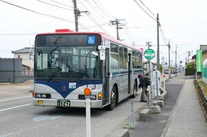 路線バスや区バスが通る「能登バスタ」=4月、新潟市南区能登2