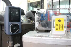 新潟交通佐渡の本線を走るバスに設置されたキャッシュレス決済の端末