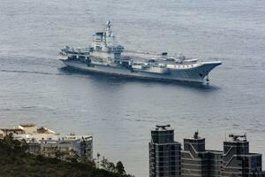 香港の沖合に到着した中国海軍の空母「山東」=3日(共同)