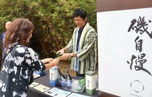 16日、米ロサンゼルスの日本酒試飲会で、酒を提供した「磯自慢酒造」のブース(共同)