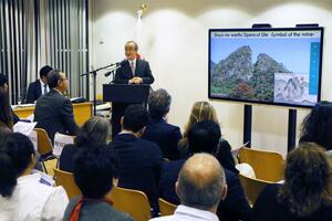 世界遺産委員会の委員国を招いたセミナーで、佐渡金山について説明する花角英世知事=26日、パリ