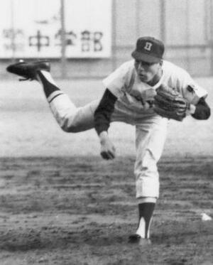 　１９６５年の選抜高校野球大会で力投する平松政次さん＝甲子園