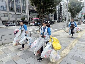 Ｗ杯で大量のごみを拾うスマイルストーリーのメンバー＝都内（日本財団スポＧＯＭＩ連盟提供）