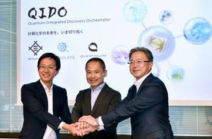 記念撮影に応じるクオンティニュアム日本法人の結解秀哉CEO(右)ら=19日午後、東京都千代田区