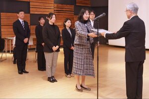 職場環境の改善などに優れた活動をした企業をたたえる「はたプラチナ賞」の表彰式＝アオーレ長岡