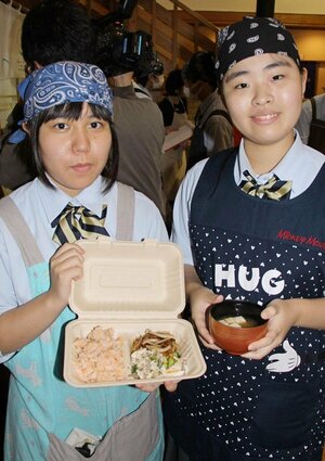 「阿賀町満喫弁当」を手に持つ阿賀黎明高校の生徒たち=阿賀町京ノ瀬