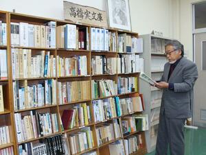 高橋実さんの著書や蔵書が並ぶ「高橋実文庫」=長岡市小国町新町