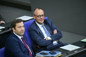 ベルリンのドイツ連邦議会での予算案審議を見守るメルツ首相(右)=28日(ロイター=共同)