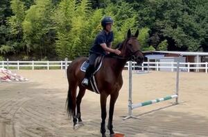 馬にまたがる和田さん=2025年9月、滋賀県栗東市