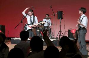 高校生が力強い演奏を披露した県高校軽音楽大会=7日、上越市本城町
