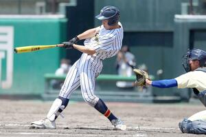 帝京長岡-星稜 8回帝京長岡2死一、三塁、服部太海が適時打を放ち、1-2=石川県立野球場(長岡支社・新井田悠)