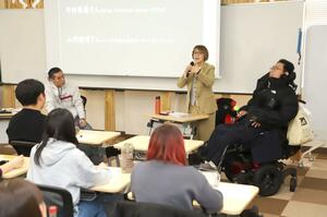 障害者の日常生活を語った山内俊博さん(右から1人目)と中村美香さん(同2人目)=新潟市西区五十嵐2の町