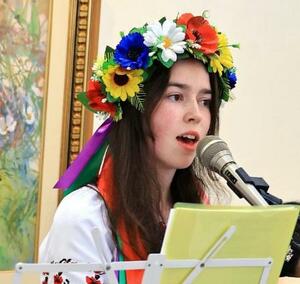 カフェで開かれたウクライナ民謡のコンサートで歌うタヤ・バルカロワさん＝２０２５年３月、札幌市（ＮＰＯ法人「飛んでけ！車いす」の会提供）