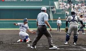 横浜―敦賀気比 1回裏横浜無死二、三塁、阿部葉の一ゴロで先制の生還をする三走奥村凌。捕手小林=甲子園