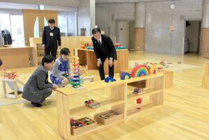 リニューアルオープンした燕市の児童研修館「こどもの森」。右は鈴木力市長=燕市大曲