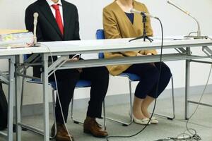 　判決後、記者会見する原告の男性（左）と母親＝２７日午後、横浜市中区