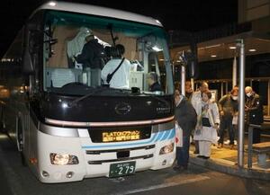 定期運行が始まった「ベッド型」座席を備えた夜行バスに乗り込む乗客=6日夜、高知市