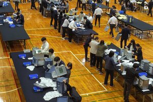 十日町市の開票所＝４月２７日夜