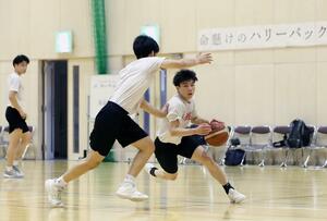 練習する開志国際高の選手＝胎内市