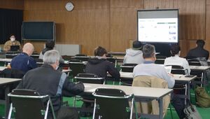 フェイガーの担当者から制度の仕組みなどを聞く農家=津南町下船渡