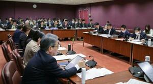 　条例改正案が報告された福岡市議会＝１７日午前