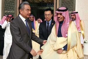 サウジアラビアを訪れた中国の王毅外相(手前左)=14日、リヤド(中国外務省のホームページから・共同)