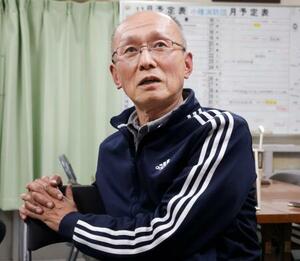 高羽奈美子さんが殺害された事件の容疑者が逮捕され、報道陣の取材に応じる夫の悟さん=31日夜、名古屋市