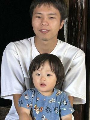 　群馬県の家族３人死亡事故で亡くなった塚越寛人さん（上）と湊斗ちゃん（遺族提供）