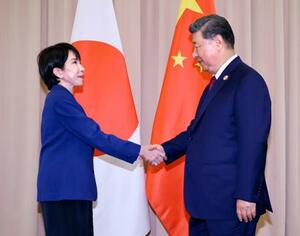 日中首脳会談を前に中国の習近平国家主席(右)と握手を交わす高市首相=10月31日、韓国・慶州(代表撮影・共同)