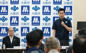 大阪府庁で開かれた大阪メトロとの協議会であいさつする吉村洋文知事(右)=18日午前