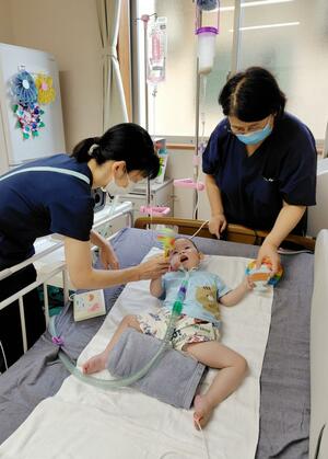 中井さくら園を利用する子ども。医療的ケア児のショートステイでは、スタッフが交代で対応する=新発田市小舟町2